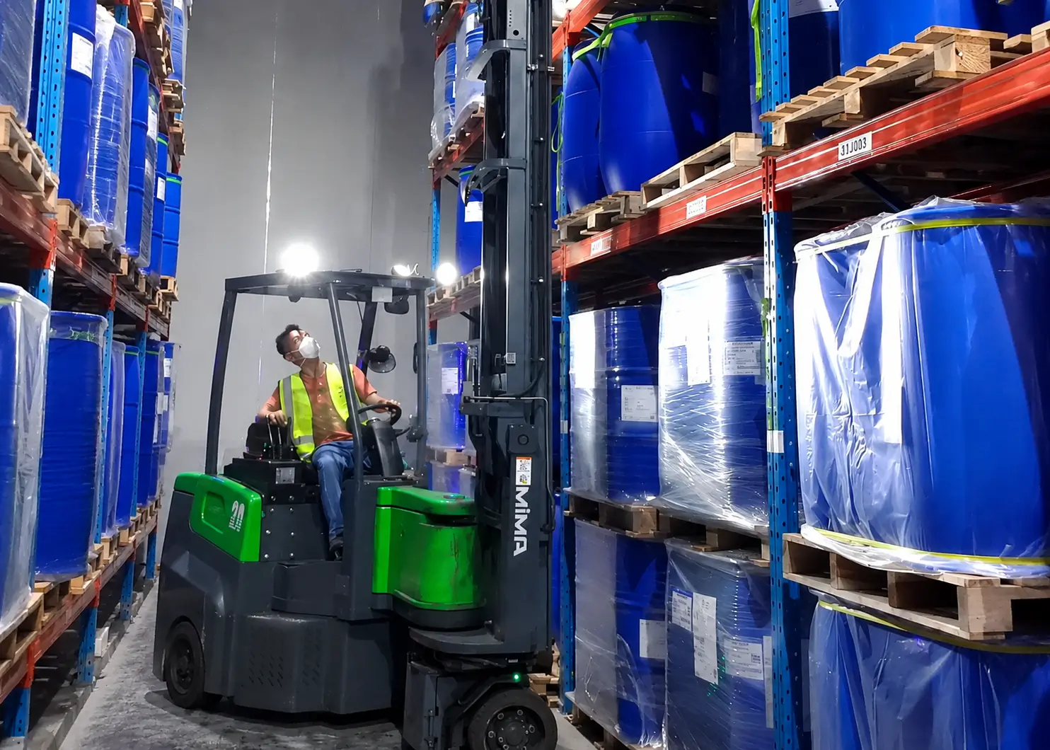 Electric articulated forklift handling pallets in a 3PL warehouse
